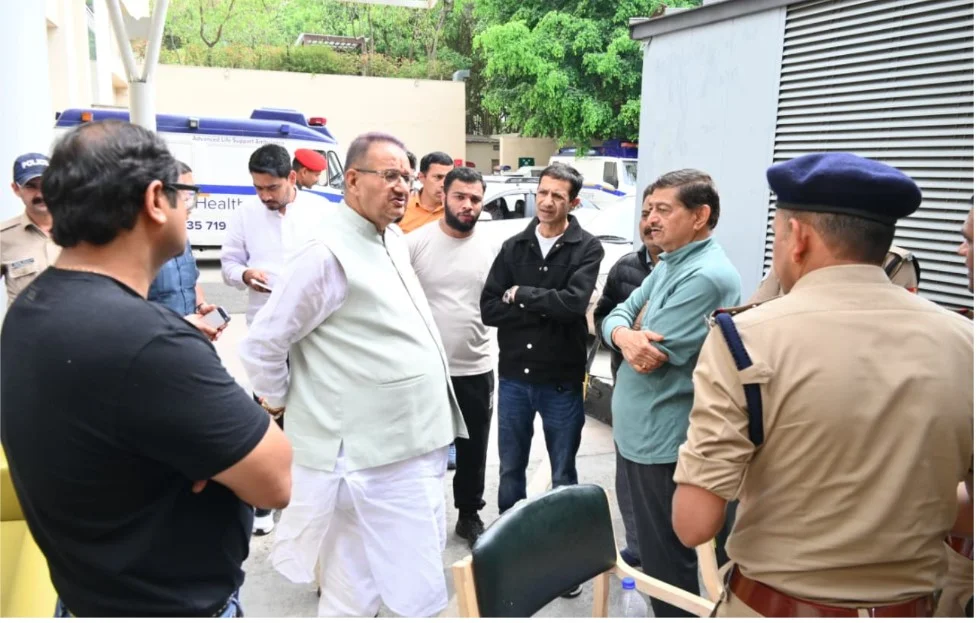 रिटायर्ड ब्रिगेडियर मृतक मुकेश जोशी के परिजनों से मिले कैबिनेट मंत्री गणेश जोशी